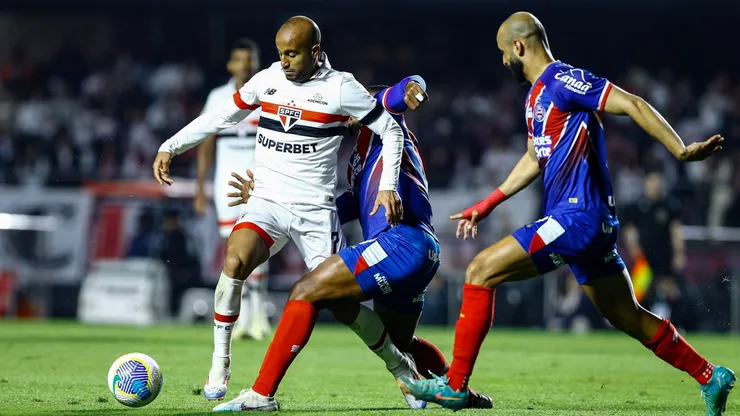 Disputa entre jogadores do São Paulo e do Bahia, no estádio MorumBis, pelo Brasileirão Betano.