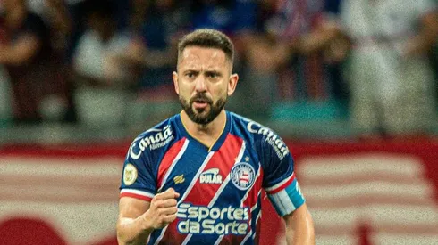 Everton Ribeiro mandou a real no Bahia.
