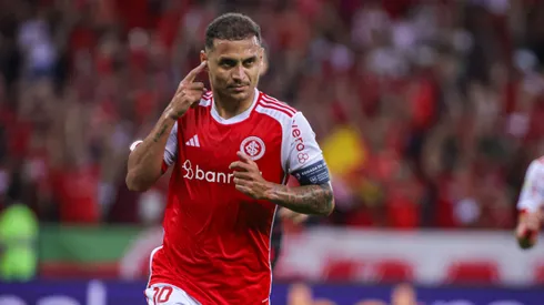 Alan Patrick, jogador do Internacional, comemora seu gol durante partida contra o Vitória, pelo Brasileirão Betano.
