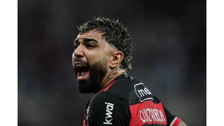 Gabigol durante confronto contra o Athletico-PR no Brasileirão 2024.