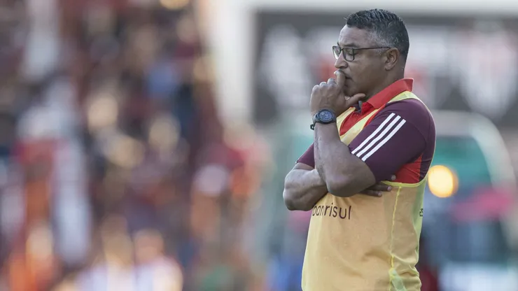 Roger Machado técnico do Internacional durante partida contra o Atlético-GO no estádio Antônio Accioly pelo campeonato Brasileiro A 2024. Foto: Heber Gomes/AGIF
