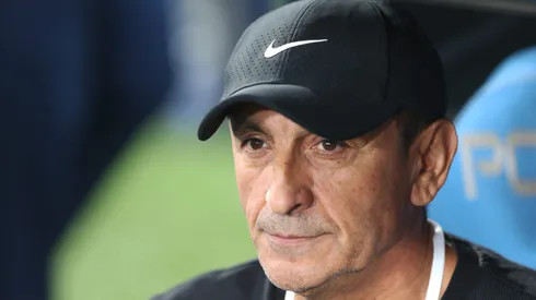 AVELLANEDA, ARGENTINA – OCTOBER 31: Ramon Diaz, Head Coach of Corinthians looks on during the Copa CONMEBOL Sudamericana 2024 Semifinal second leg match between Racing Club and Corinthians at Presidente Peron Stadium on October 31, 2024 in Avellaneda, Argentina. (Photo by Daniel Jayo/Getty Images)