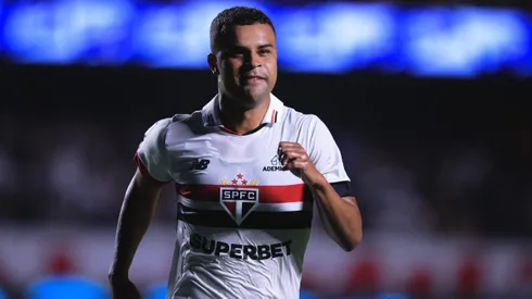 Alisson, jogador do São Paulo, comemora seu gol durante partida contra o Palmeiras (Foto: Ettore Chiereguini/AGIF)