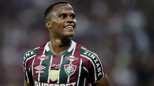 Jhon Arias, jogador do Fluminense, comemora seu gol durante partida contra o Flamengo (Foto: Alexandre Loureiro/AGIF)