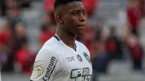 Luiz Henrique durante confronto contra o Athletico-PR no Brasileirão 2024.