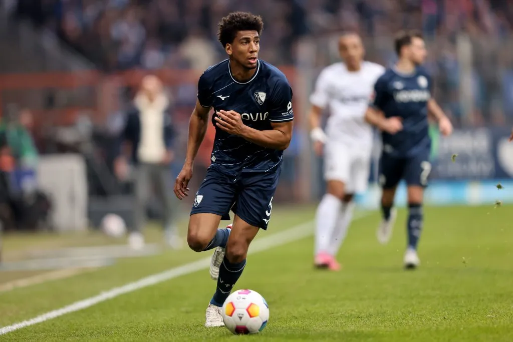 Bernardo em partida pelo Bochum, da Alemanha. (Photo by Christof Koepsel/Getty Images)