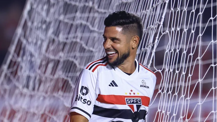 Cicinho, ex-jogador do São Paulo, durante partida contra o Milan, em jogo festivo.