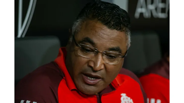 Roger Machado durante confronto contra o Atlético-MG no Brasileirão 2024.