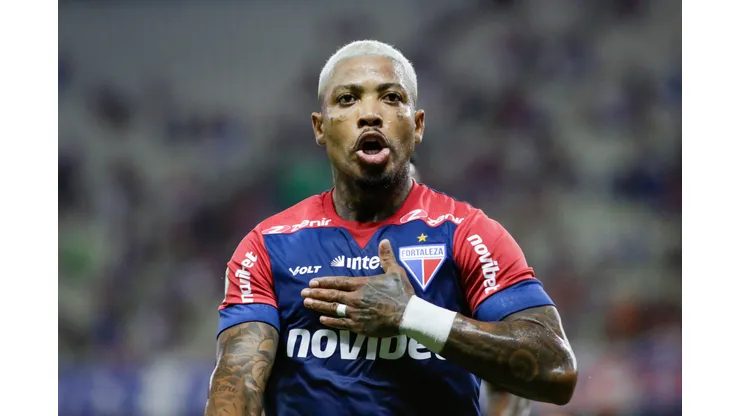 Marinho comemorando gol contra o Atlético-MG no Brasileirão 2024.