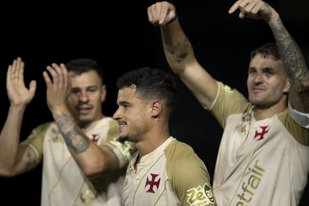 RJ – RIO DE JANEIRO – 04/12/2024 – BRASILEIRO A 2024, VASCO X ATLETICO-MG – Philippe Coutinho jogador do Vasco comemora seu gol com jogadores do seu time durante partida contra o Atletico-MG no estadio Sao Januario pelo campeonato Brasileiro A 2024. Foto: Jorge Rodrigues/AGIF