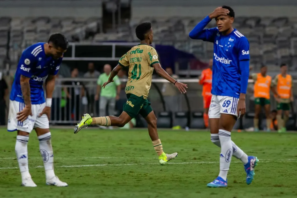 MG – BELO HORIZONTE – 04/12/2024 – BRASILEIRO A 2024, CRUZEIRO X PALMEIRAS – Estevao jogador do Palmeiras comemora seu gol durante partida contra o Cruzeiro no estadio Mineirao pelo campeonato Brasileiro A 2024. Foto: Fernando Moreno/AGIF