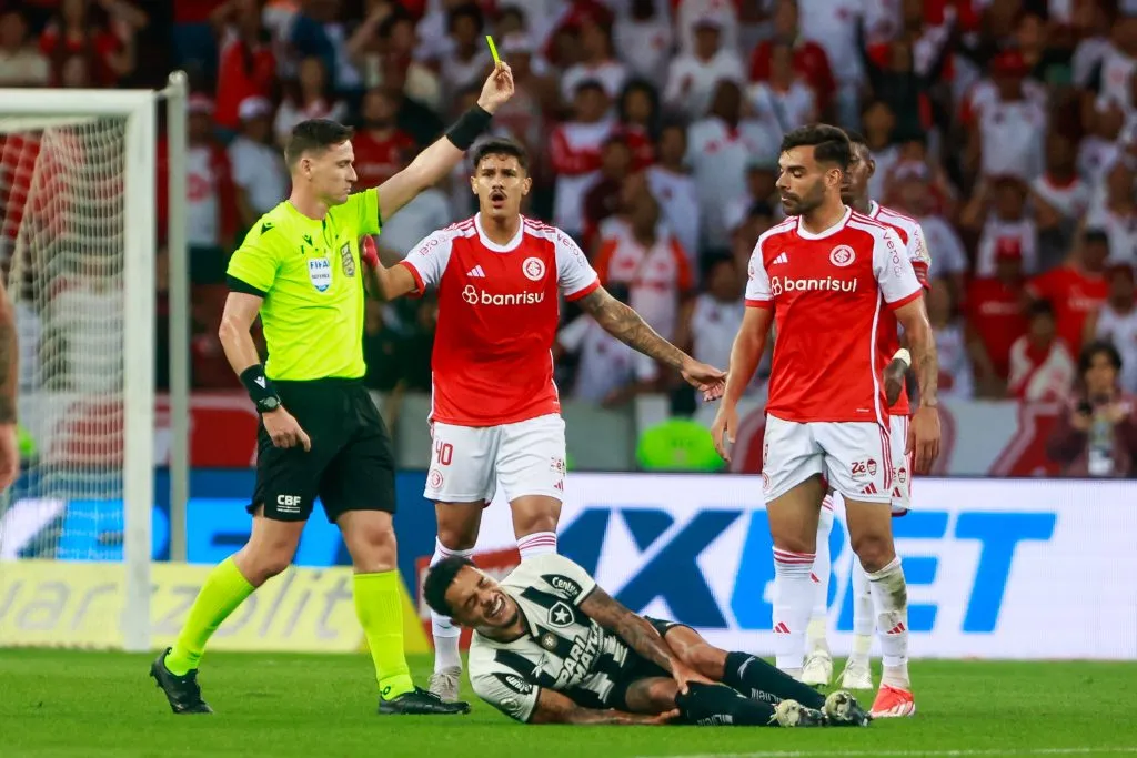RS – PORTO ALEGRE – 04/12/2024 – BRASILEIRO A 2024, INTERNACIONAL X BOTAFOGO – O arbitro Ramon Abatti Abel durante partida entre Internacional e Botafogo no estadio Beira-Rio pelo campeonato Brasileiro A 2024. Foto: Luiz Erbes/AGIF