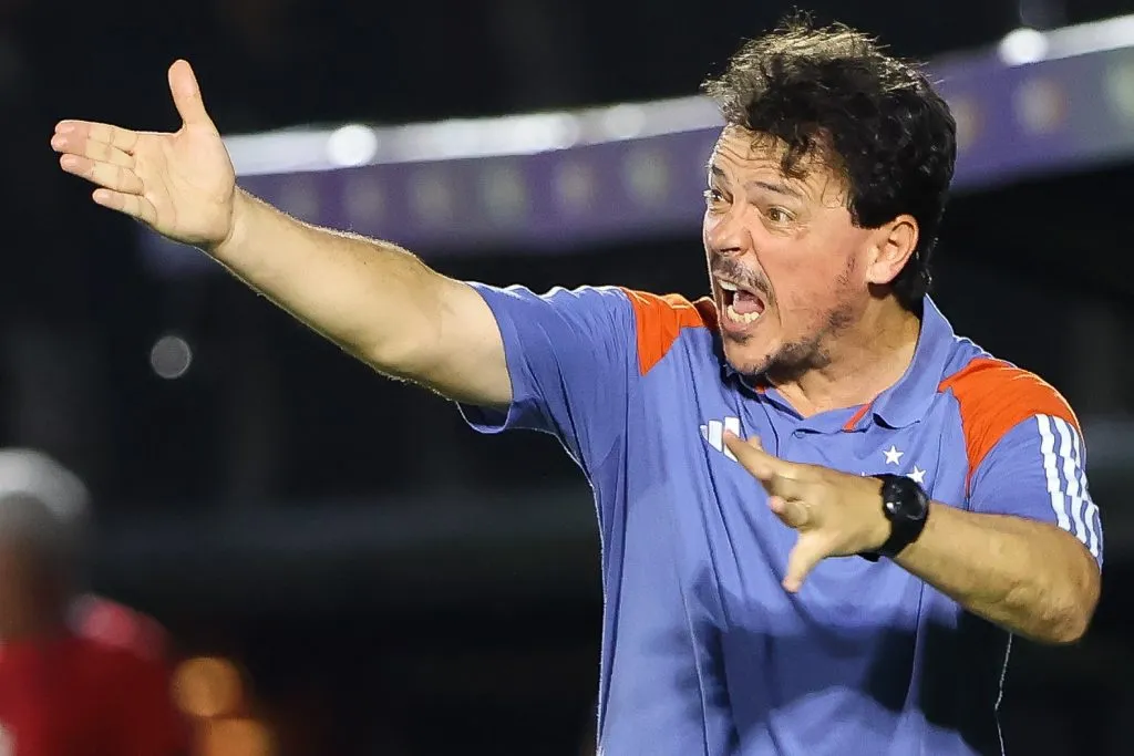 Fernando Diniz, técnico do Cruzeiro, nervoso durante partida contra o Bragantino (Foto: Joisel Amaral/AGIF)