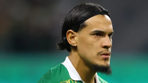 Gustavo Gomez, jogador do Palmeiras, durante execução do hino nacional antes da partida contra o Botafogo (Foto: Joisel Amaral/AGIF)