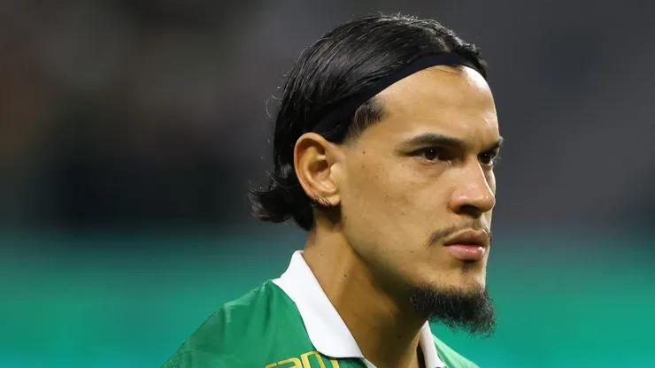 Gustavo Gomez, jogador do Palmeiras, durante execução do hino nacional antes da partida contra o Botafogo (Foto: Joisel Amaral/AGIF)