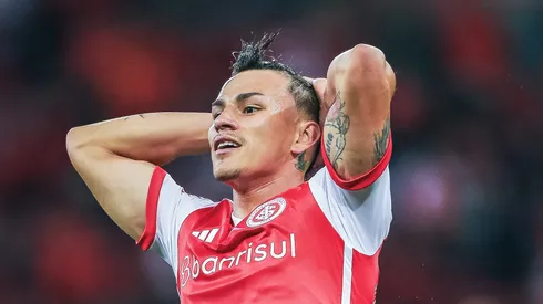 Internacional queria pênalti em lance de Bernabei.
