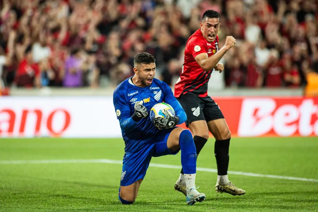 PR – CURITIBA – 01/12/2024 – BRASILEIRO A 2024, ATHLETICO-PR X FLUMINENSE –  Mycael goleiro do Athletico-PR durante partida contra o Fluminense no estadio Arena da Baixada pelo campeonato Brasileiro A 2024. Foto: Luis Garcia/AGIF
