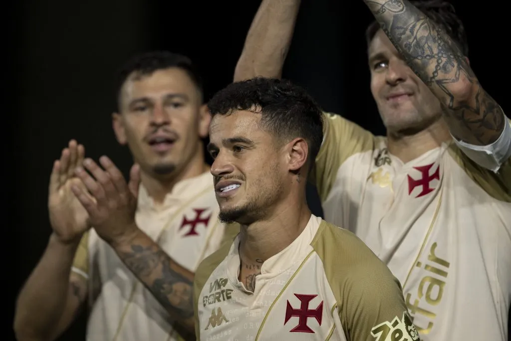 RJ – RIO DE JANEIRO – 04/12/2024 – BRASILEIRO A 2024, VASCO X ATLETICO-MG – Philippe Coutinho jogador do Vasco comemora gol com jogadores do seu time durante partida contra o Atletico-MG no estadio Sao Januario pelo campeonato Brasileiro A 2024. Foto: Jorge Rodrigues/AGIF