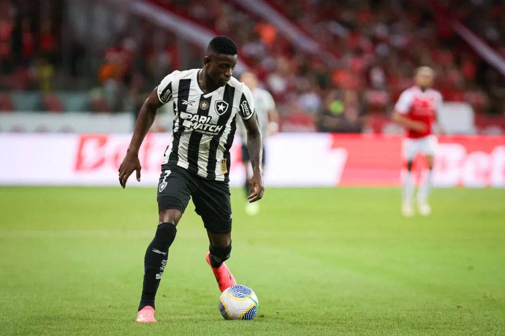 RS – PORTO ALEGRE – 04/12/2024 – BRASILEIRO A 2024, INTERNACIONAL X BOTAFOGO – Luiz Henrique jogador do Botafogo durante partida contra o Internacional no estadio Beira-Rio pelo campeonato Brasileiro A 2024. Foto: Maxi Franzoi/AGIF