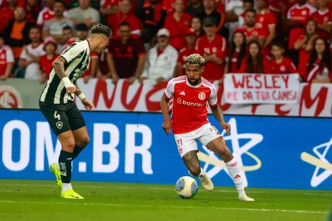Wesley, jogador do Internacional, durante partida contra o Botafogo (Foto: Luiz Erbes/AGIF)