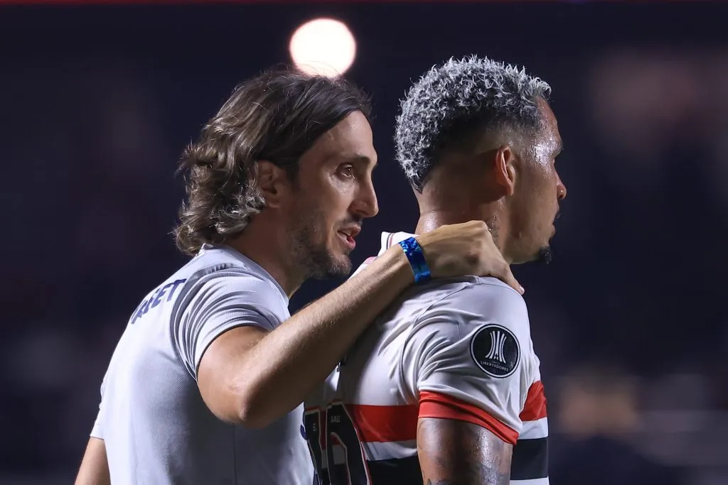 Luis Zubeldia técnico do São Paulo durante partida contra o Botafogo no Morumbi pelo campeonato Copa Libertadores 2024. Foto: Marcello Zambrana/AGIF