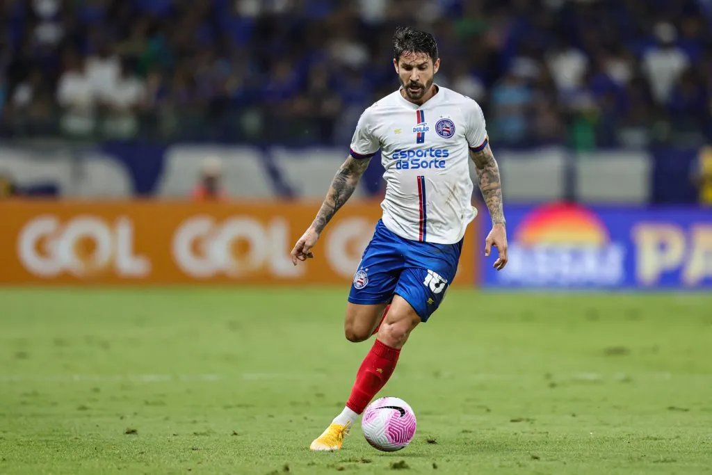 Everaldo, jogador do Bahia, durante partida contra o Cruzeiro (Foto: Gilson Lobo/AGIF)