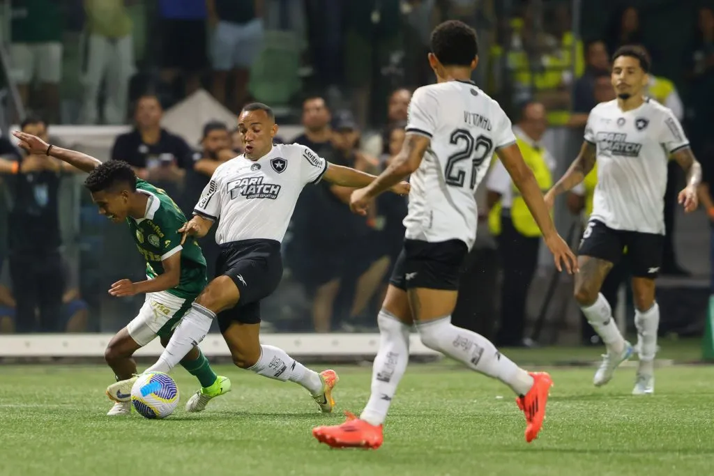 Estevão jogador do Palmeiras durante partida desarmado dentro da área, contra o Botafogo na Arena Allianz Parque pelo campeonato Brasileiro A 2024. Foto: Joisel Amaral/AGIF