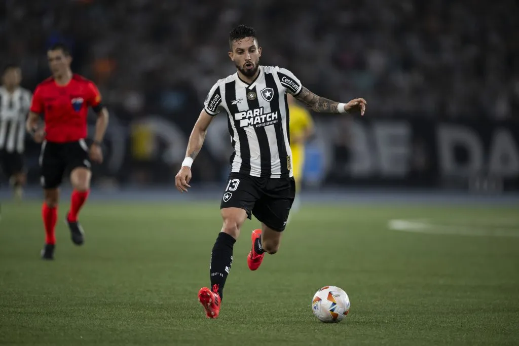 RJ – RIO DE JANEIRO – 23/10/2024 – COPA LIBERTADORES 2024, BOTAFOGO X PENAROL – Alex Telles jogador do Botafogo durante partida contra o Penarol no estadio Engenhao pelo campeonato Copa Libertadores 2024. Foto: Jorge Rodrigues/AGIF