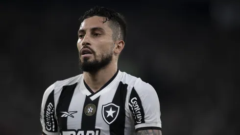 Alex Telles jogador do Botafogo durante partida contra o Penarol no estadio Engenhao pelo campeonato Copa Libertadores 2024. Foto: Jorge Rodrigues/AGIF