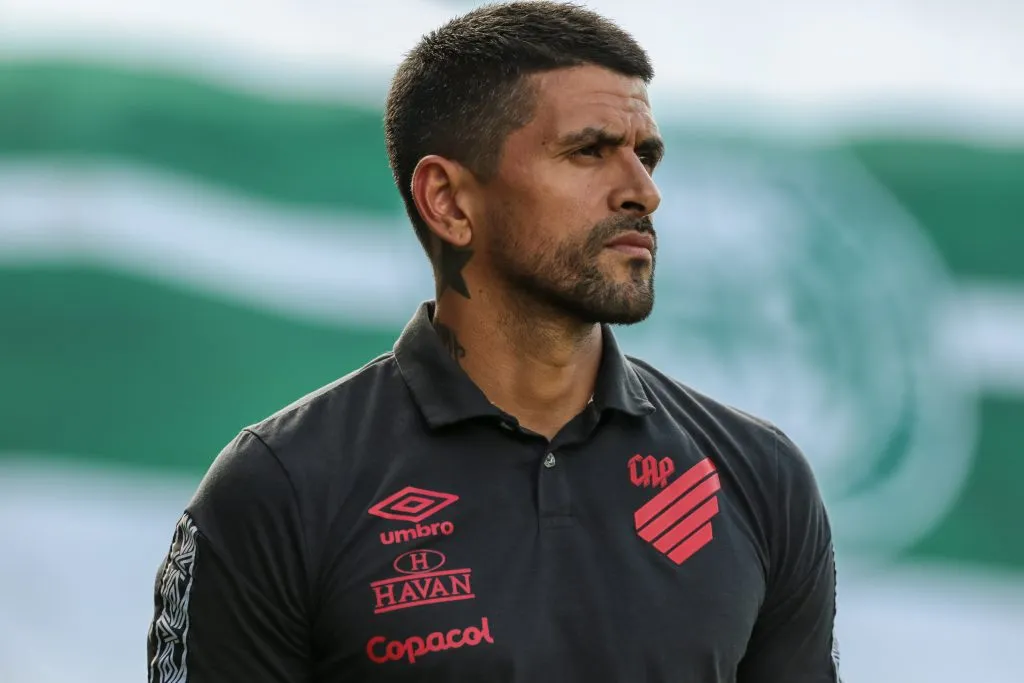 PR – Curitiba – 27/03/2022 – PARANAENSE 2022, CORITIBA X ATHLETICO-PR – Lucho Gonzalez tecnico do Athletico-PR durante partida contra o Coritiba no estadio Couto Pereira pelo campeonato Paranaense 2022. Foto: Robson Mafra/AGIF
