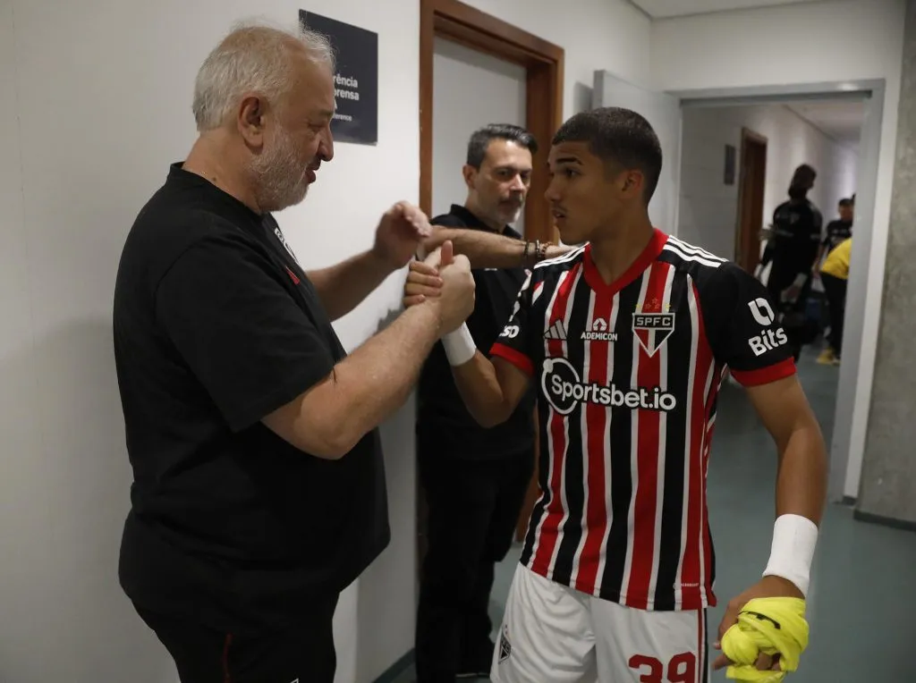 Foto: Rubens Chiri/Saopaulofc.net – Carlos Belmonte e William Gomes após confronto contra o Bahia no Brasileirão 2023.
