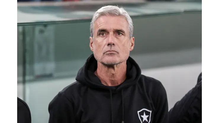 Luís Castro durante confronto contra o Athletico-PR no Brasileirão 2023.