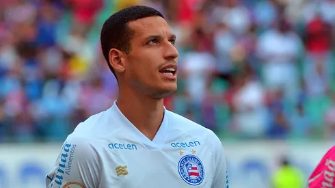 Gabriel Xavier, jogador do Bahia, durante execução do hino nacional (Foto: Walmir Cirne/AGIF)