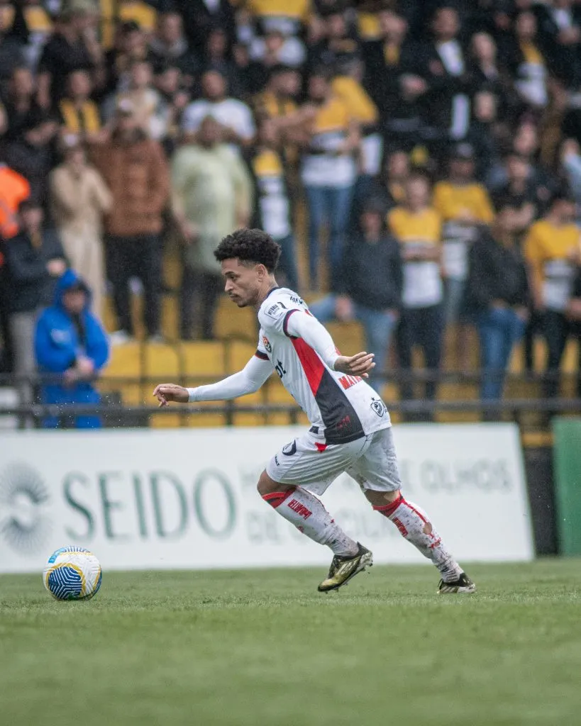 Matheuzinho, meia o Vitória, em partida contra o Criciúma (Imagem: Divulgação/Vitória)