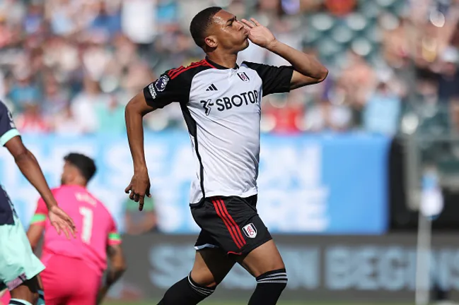 Carlos Vinícius comemorando gol pelo Fulham – (Photo by Tim Nwachukwu/Getty Images)
