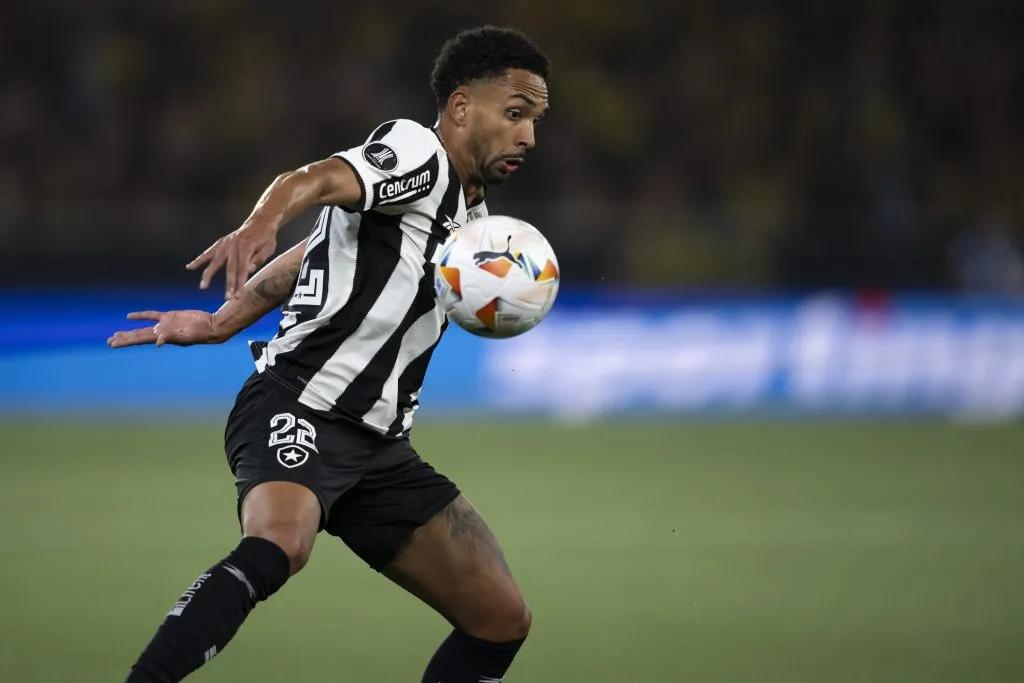 Vitinho jogador do Botafogo durante partida contra o Penarol no Nilton Santos pelo campeonato Copa Libertadores 2024. Foto: Jorge Rodrigues/AGIF