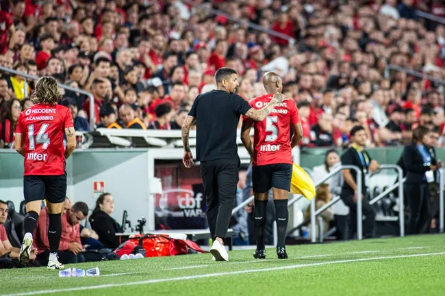 Lucho Gonzalez técnico do Athlético-PR durante partida contra o Bragantino na Arena da Baixada pelo campeonato Brasileiro A 2024. Foto: Luis Garcia/AGIF