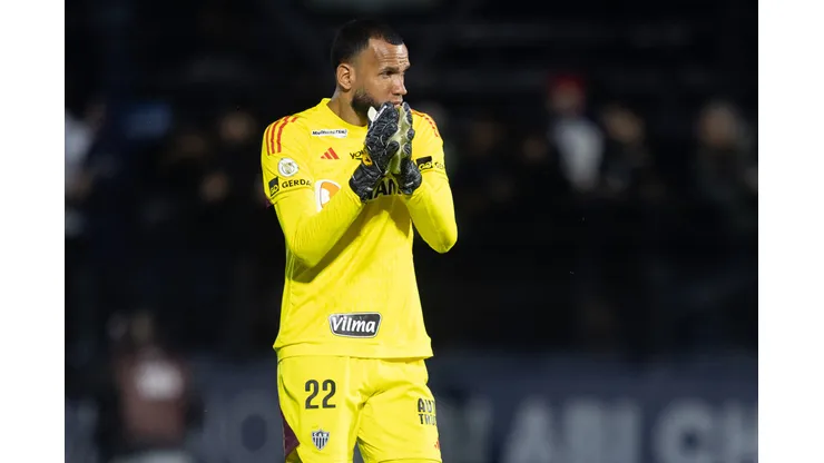 Everson durante confronto contra o Bragantino no Brasileirão 2024.