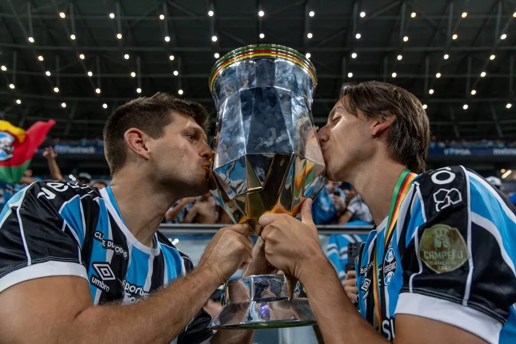 Pedro Geromel (dir.) ao lado de Kannemann, dois atletas históricos nessa década do Grêmio. Foto: Liamara Polli/AGIF