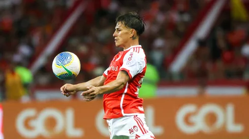 Bernabei, lateral do Internacional, durante partida contra o Botafogo, pelo Brasileirão Betano.