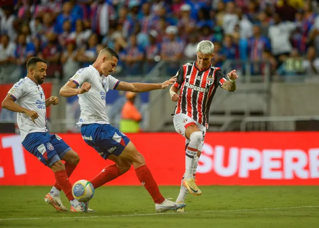 Gabriel Teixeira, jogador do Bahia, disputa lance com Ferreirinha, jogador do São Paulo (Foto: Jhony Pinho/AGIF)