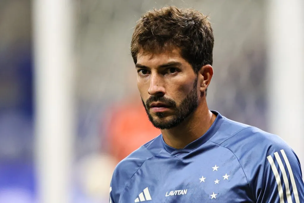Lucas Silva, jogador do Cruzeiro, durante aquecimento antes da partida contra o Grêmio (Foto: Gilson Lobo/AGIF)