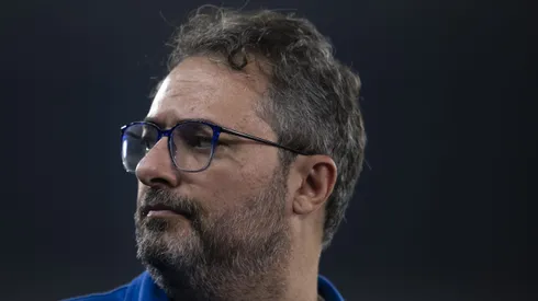 Alexandre Mattos, diretor de futebol do Cruzeiro, antes da partida contra o Botafogo (Foto: Jorge Rodrigues/AGIF)