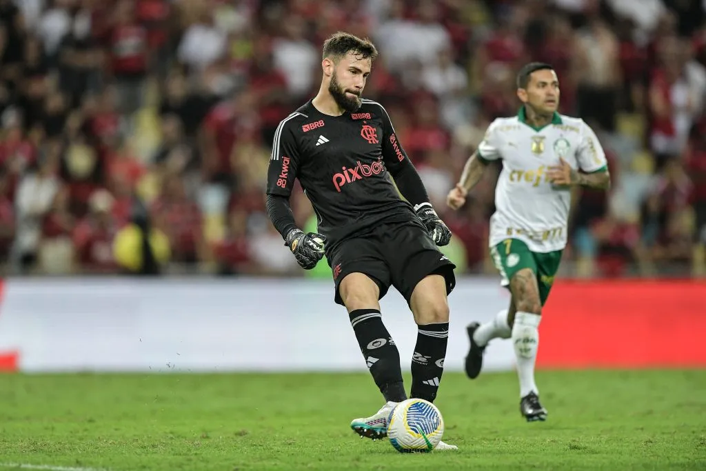 Matheus Cunha, goleiro do Flamengo, interessa ao Bahia para 2025. Foto: Thiago Ribeiro/AGIF