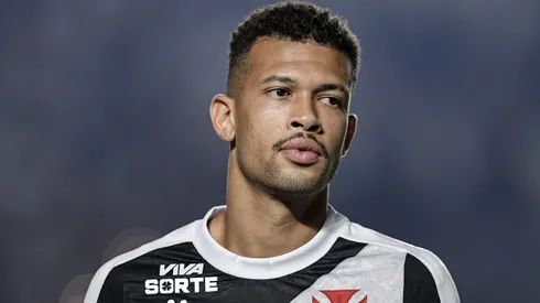 João Victor, jogador do Vasco, durante partida contra o Juventude (Foto: Thiago Ribeiro/AGIF)