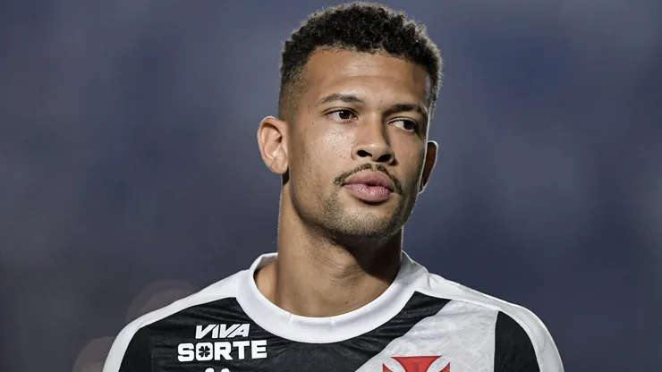 João Victor, jogador do Vasco, durante partida contra o Juventude (Foto: Thiago Ribeiro/AGIF)