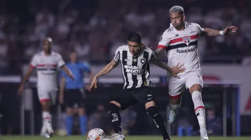 Luciano jogador do São Paulo, disputa lance com Savarino, jogador do Botafogo, durante partida, pela Copa Libertadores 2024.