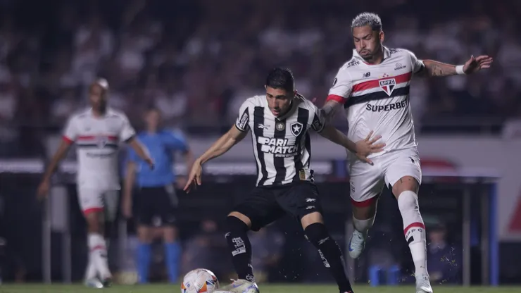 Luciano jogador do São Paulo, disputa lance com Savarino, jogador do Botafogo, durante partida, pela Copa Libertadores 2024.