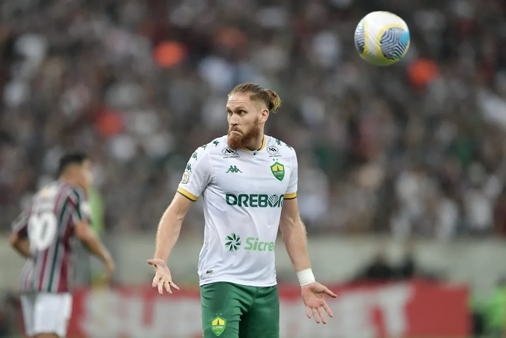Isidro Pitta, jogador do Cuiabá, durante partida contra o Fluminense (Foto: Thiago Ribeiro/AGIF