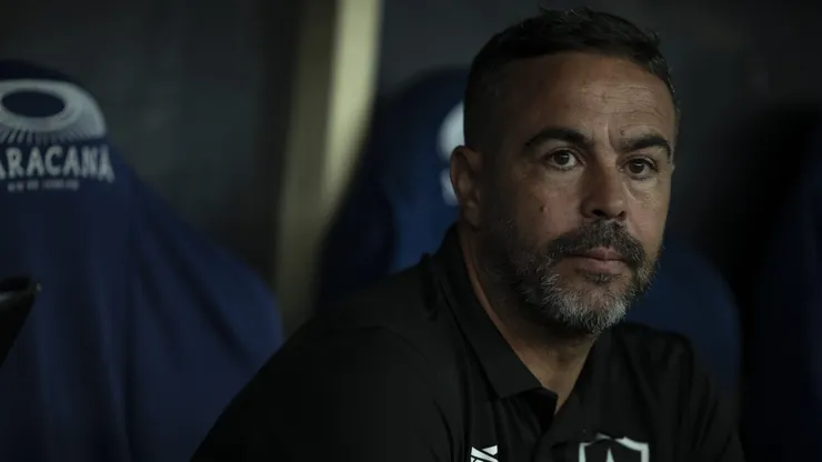 Artur Jorge, técnico do Botafogo, durante partida contra o Criciúma (Foto: Jorge Rodrigues/AGIF)
